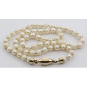 Schmuck – Kette mit Verschluss aus Gelbgold und Perlen in der Farbe...