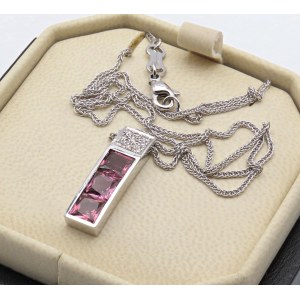 Bijoux - Collier composé d'un pendentif et d'une chaîne en or blanc...