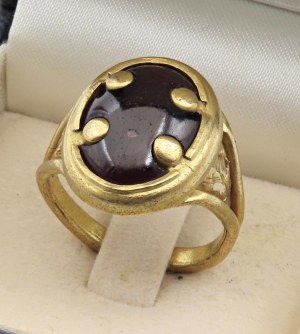 Jewellery - Anello in oro giallo e pietra centrale, fine '500....
