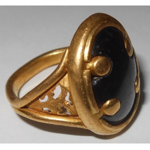 Jewelry - Yellow gold ring with a central stone, late 16th century....