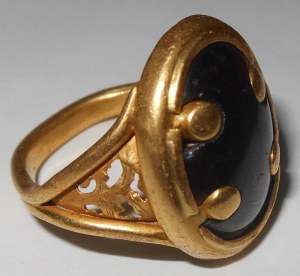 Jewellery - Anello in oro giallo e pietra centrale, fine '500....
