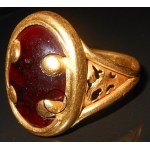 Jewelry - Yellow gold ring with a central stone, late 16th century....