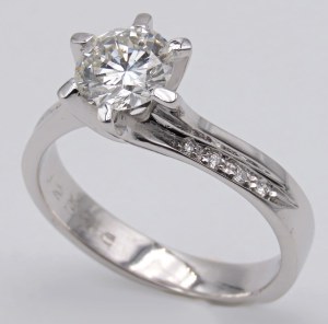 Jewellery - Anello in oro bianco e brillanti. Brillante centra...