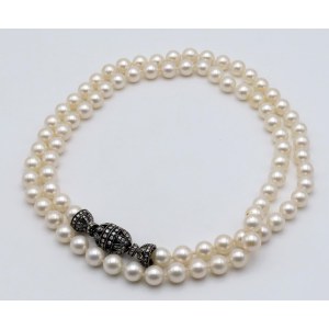 Jewelry - String of cultured pearls with a 750 gold clasp...