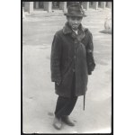 [NIKIFOR] Nikifor Krynicki on the street. Photograph. [1950s–1960s].