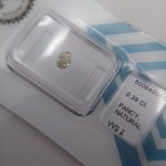NATURALNY DIAMENT KOLOROWY 0.39 CT WYSOKA CZYSTOŚĆ: VVS2 | SZLIF: OWALNY MODYFIKOWANY Oficjalna wycena brutto rzeczoznawcy: 5 633,40 USD 21 400,44 PLN brutto