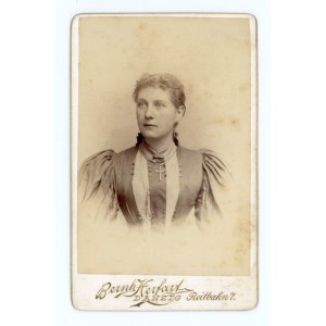Gdańsk, portret kobiety z krzyżykiem, fot. B. Herfart (182)