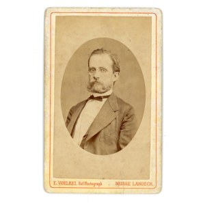Nysa, portrait of a man wearing glasses, photo by E. Voelkel (212)
