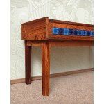 Console degli anni '60 realizzata in legno, impiallacciata in palissandro.
