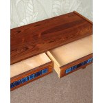 Console degli anni '60 realizzata in legno, impiallacciata in palissandro.