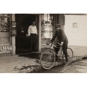 Lewis Hine, Lewis Hine (1874 - 1940) - Delivery Boy, 1910/1913