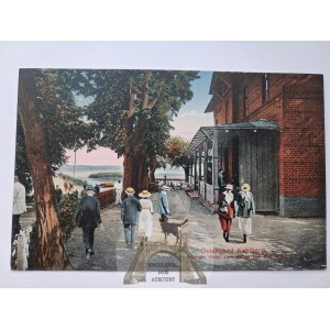 Krynica, Kahlberg, tourists near the hotel, ca. 1915