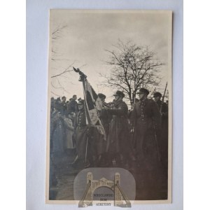 Warschau, Feierlichkeiten zum 20. Jahrestag der Wiedererlangung der Unabhängigkeit, Soldaten, Polnische Armee, Fahne von 1938