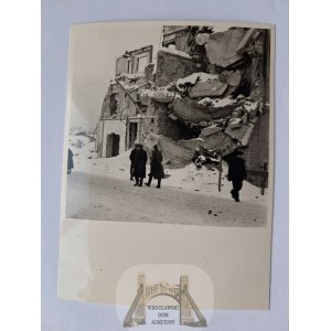 Przemyśl, ruines d'un immeuble, soldats, hiver 1941