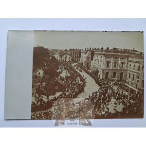 Krakov, hlavná stanica, fotografický záber davu ľudí, príchod úradníkov okolo roku 1910
