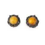 A pair of clips