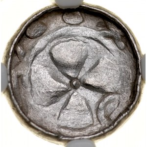 Denar krzyżowy XI w., Av.: Krzyż kawalerski, centralnie kropka, między ramionami pałąk, Rv.: Krzyż prosty, między ramionami duże kropki.