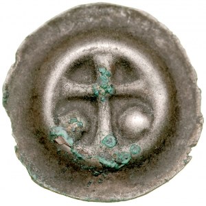 Brakteat guziczkowy, Av.: Krzyż łaciński, po bokach dwie duże kule.