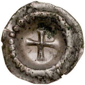 Brakteat guziczkowy, Av.: Krzyż prosty, na kołnierzu częściowo kropki.