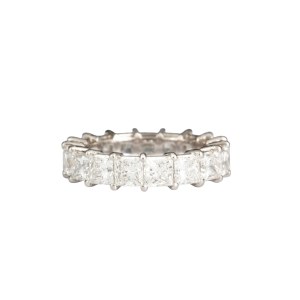 Prsten typu „eternity“ s diamanty, moderní