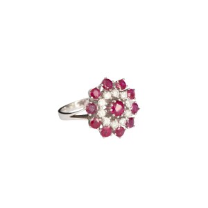 Bague avec des rubis et des diamants, contemporaine