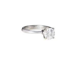 Pierścionek typu solitaire z diamentem, współczesny