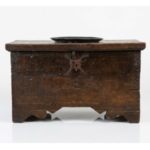 Cassapanca rustica in legno massiccio del XVII secolo con ferramenta in ferro battuto