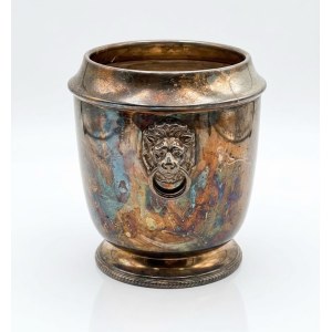 This ice bucket is embellished on two sides with two eye-catching raised appliqués depicting lion heads made of silver-plated metal. 25 cm