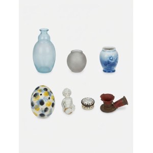 Un ensemble d'objets décoratifs en verre et en céramique