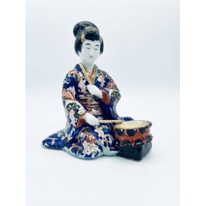 Statuina in porcellana policroma raffigurante musicista con tamburo shime-daiko, Altezza 19 cm.