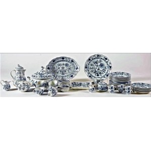 Meissen, významná kompletní porcelánová jídelní souprava „Cipolla“, manufaktura Meissen, 20. století. Porcelán.