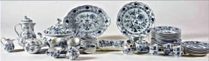 Meissen, importante Servizio da tavola completo in porcellana “Cipolla”, Manifattura Meissen, XX Secolo. Porcellana.