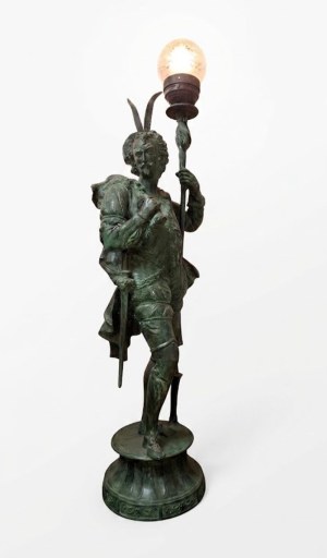 Lampada da tavolo figurale in bronzo da 100 cm raffigurante un cavaliere del XVII secolo