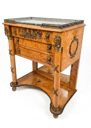 Mobile a due cassetti in stile Biedermeier impiallacciato in radica pregiata, caratterizzato da venature naturali a occhio di pernice.