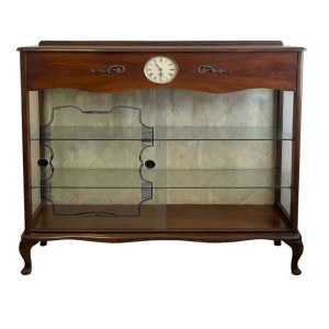 Vitrine „Liberty“ aus Nussbaumholz mit integrierter Uhr – Mitte des 20. Jahrhunderts
