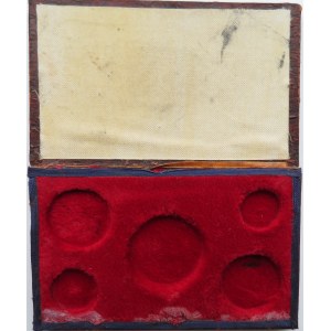 Powstanie Listopadowe, pudełko na monety z roku 1831, w kolorze bordowym