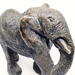 Statua di elefante in pietra