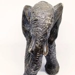 Statua di elefante in pietra