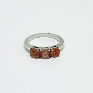 Anello d'argento con rubelliti (?)