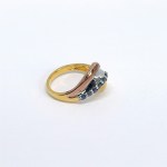 Anello in argento placcato oro con zaffiri blu naturali