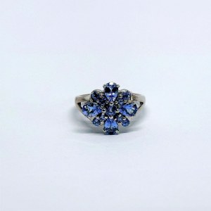 Silver ring with natural tanzanites
