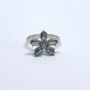 Anello da fiorista in argento con quarzi naturali con inclusioni e zaffiri bianchi