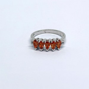 Silberring mit orangefarbenen und weißen Saphiren