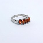 Silberring mit orangefarbenen und weißen Saphiren