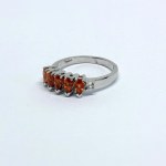 Silberring mit orangefarbenen und weißen Saphiren