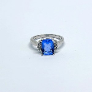 Silver ring with a natural London Blue topaz and white topazes