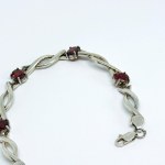 Silberarmband mit roten Steinen