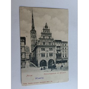 Bâtiment de la Chambre de commerce de Nysa-Neisse avec la tour de l'hôtel de ville