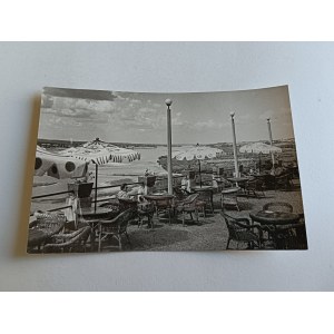 République populaire de Pologne, Płock, terrasse d'un café au bord de la Vistule. Photo : A. Funkiewicz, P. Mystkowski, 1953.