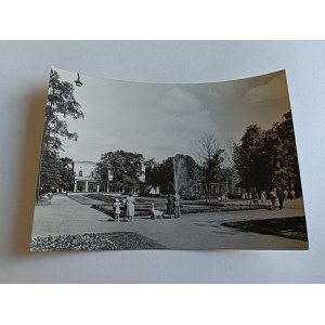 Polská lidová republika, Inowrocław – část parku. Foto: A. Funkiewicz, P. Mystkowski, 1962.
